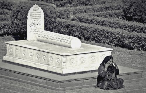 Lahor, Lahore, crying woman, grace, tomb, B&W