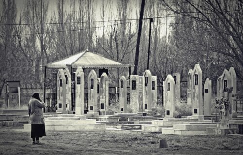 Nahçıvan, Nakhchivan, Azerbaycan, Azerbaijan, cemetery, grave, crying woman, B&W