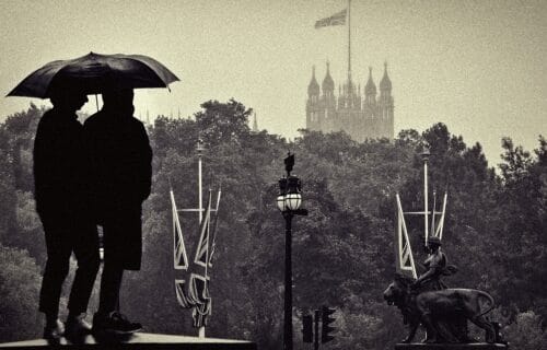 Londra, London, Great Britain, İngiltere, rain, grainy, umbrealla, couple, B&W