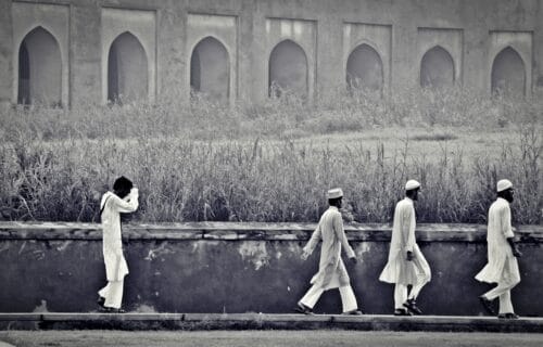 Agra, Hindistan, India, alienation, lines, gates, doors, B&W